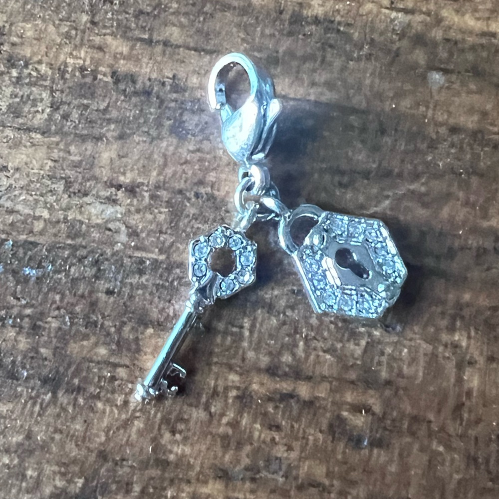 Pace key/lock dangle